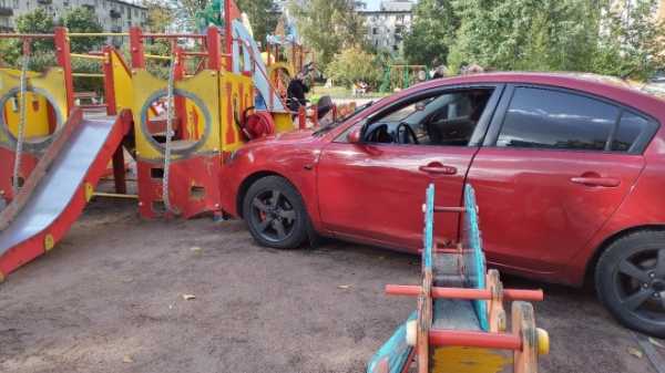 Автоледи перепутала газ и тормоз и влетела на детскую площадку на Бестужевской