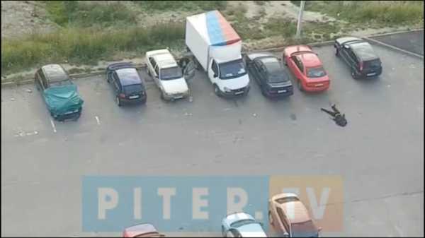 Видео: в городе Ленобласти на парковке нашли труп человека0