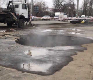 Опубликовано видео с моментом падения машины в яму с кипятком в Пензе0