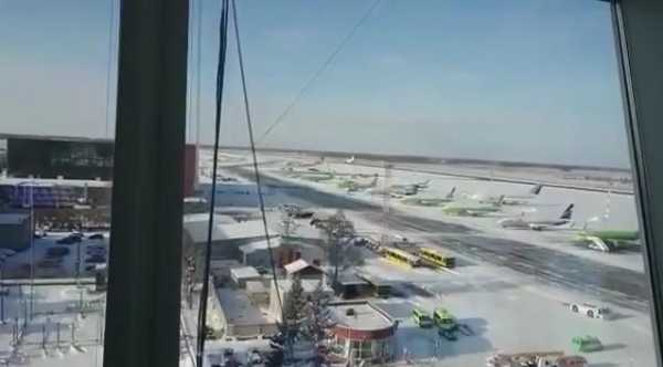 Появилось видео аварийной посадки российского самолета в Сибири из диспетчерской0