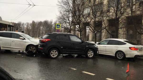 Три автомобиля столкнулись на повороте с улицы Зины Портновой