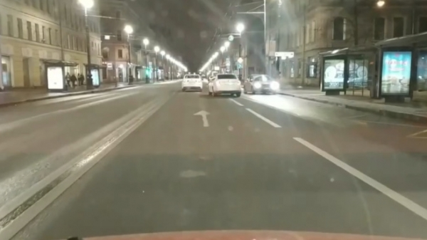 Водитель стал свидетелем едва не случившейся аварии на Невском проспекте