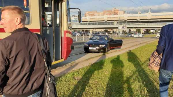 На Савушкина кабриолет и трамвай "встретились" на рельсах