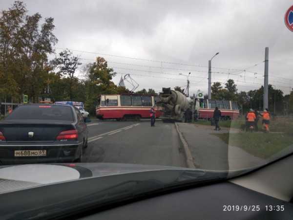 В Красносельском районе бетономешалка протаранила трамвай2