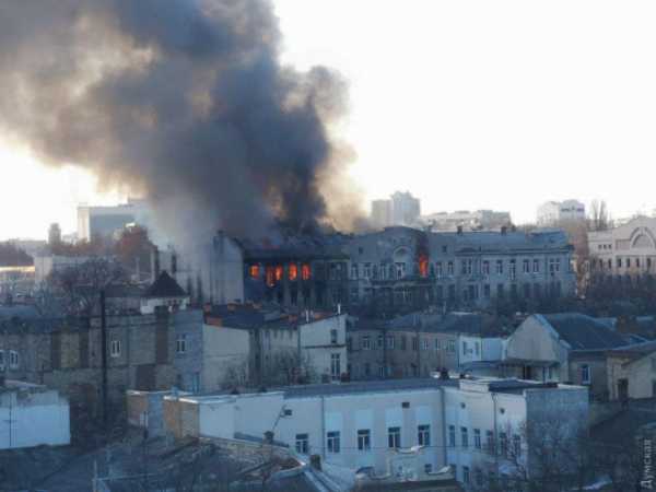 Видео: В Одессе загорелось здание колледжа0