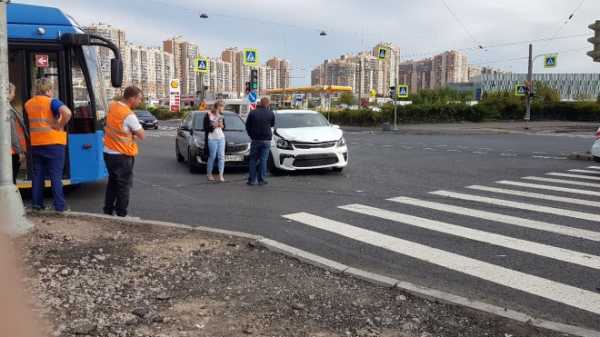 Две Kia Rio перекрыли перекресток Комендантского проспекта и улицы Шаврова