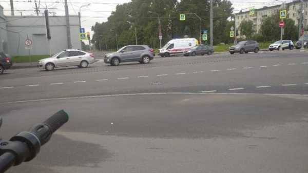 Девушка на самокате попала под колеса авто на Гранитной улице