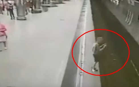 В метро Екатеринбурга ребенок упал на пути1