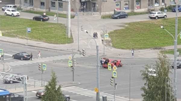 Петербуржцев испугал звук аварии на перекрестке Ленинского проспекта и улицы Доблести