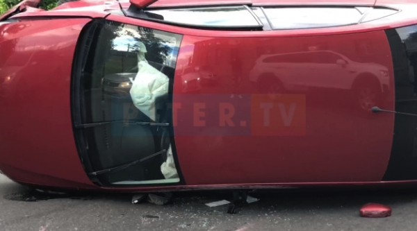 Видео: в центре города перевернулась красная иномарка 1
