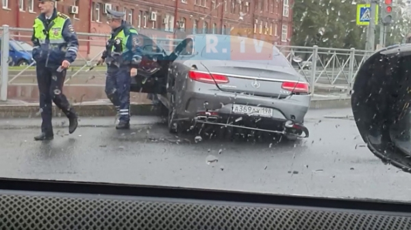 На Свердловской набережной скорая забрала пострадавшего в аварии водителя 