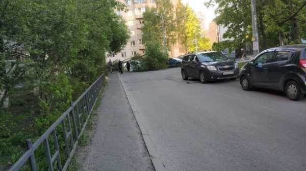 Еще три дерева за день упали на машины в разных районах города1