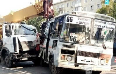 В Челябинске автокран протаранил три маршрутки и насмерть сбил пешехода1
