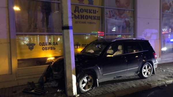 "Мерседес" припарковался в столб возле детского магазина на Одоевского