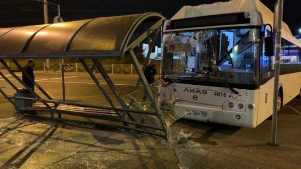 В Выборгском районе пассажирский автобус протаранил остановку