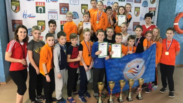 Волховские пловцы юниоры взяли золото на соревнованиях "Веселый дельфин"