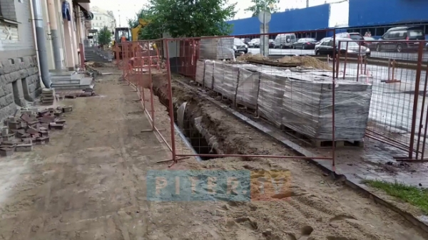 Видео: продолжаются ремонтные работы на проспекте Добролюбова0