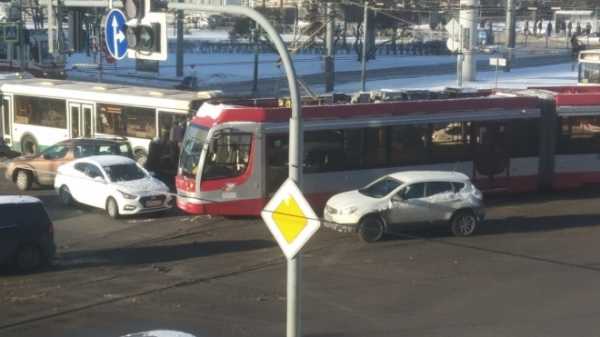 На Светлановской площади парализовало движение из-за ДТП с трамваем