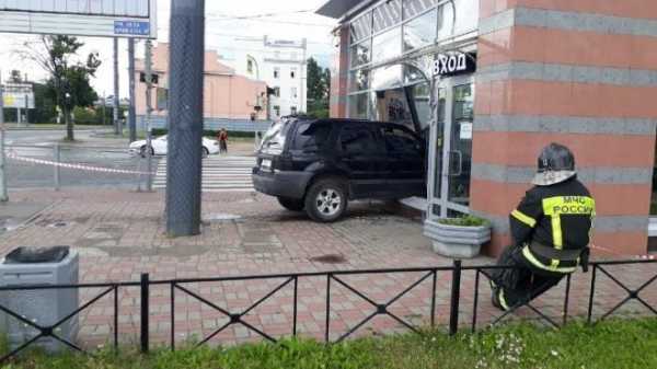 Автомобиль протаранил кафе в Петербурге