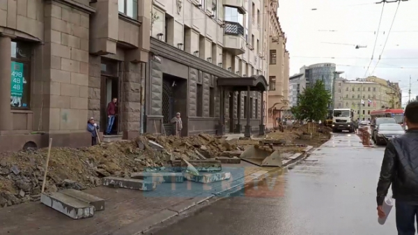 Видео: продолжаются ремонтные работы на проспекте Добролюбова1