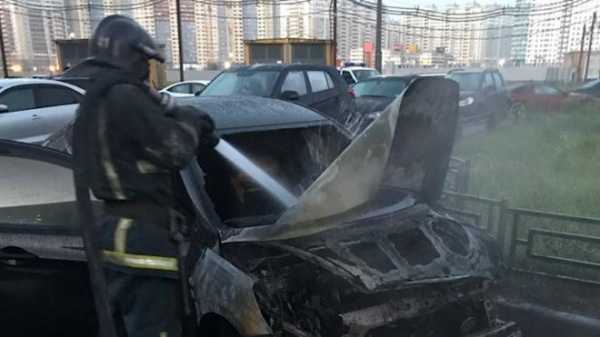 На Петергофском шоссе у иномарки загорелся салон в отсутствии водителя