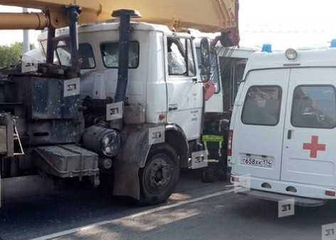 В Челябинске автокран протаранил три маршрутки и насмерть сбил пешехода0