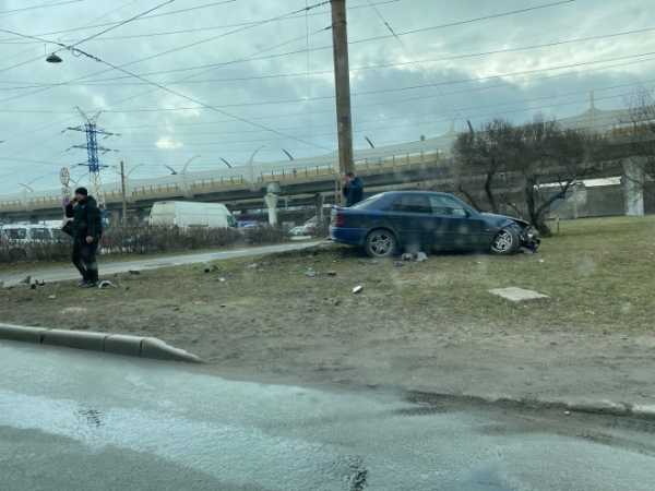После аварии на перекрестке Маршала Говорова и Корнеева иномарку вынесло на газон0