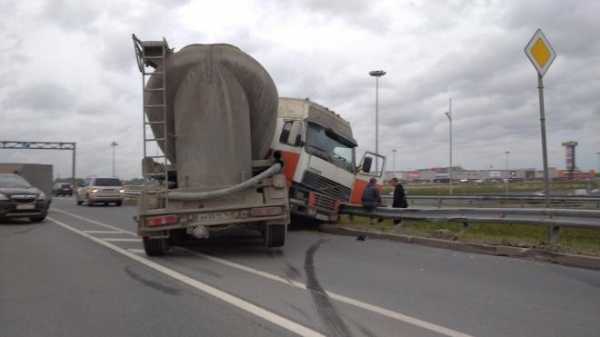Авария с цементовозом на севере Петербурга перекрыла полосу