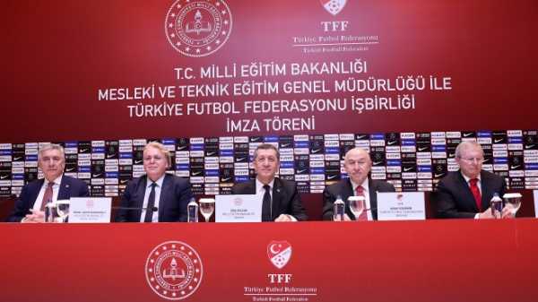 Чемпионат Турции по футболу приостановлен из-за коронавируса