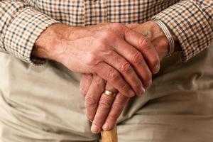 Ученые: социальная активность поможет защититься от деменции