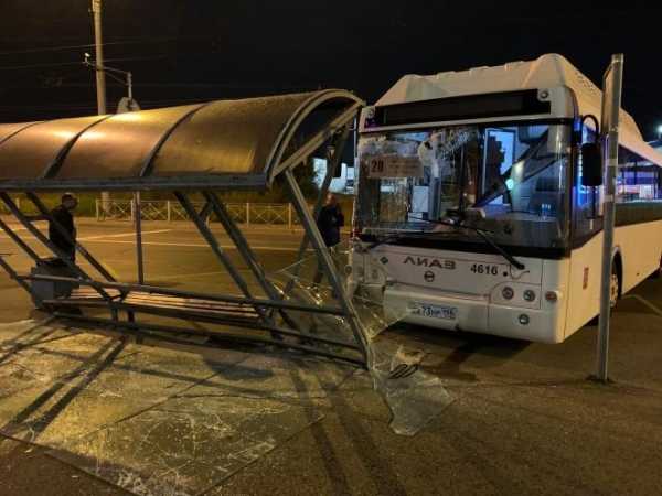 В Выборгском районе пассажирский автобус протаранил остановку1