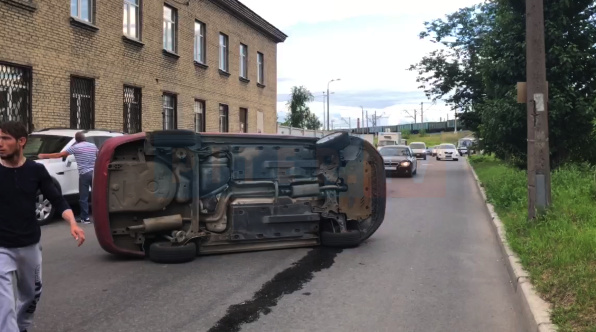 Видео: в центре города перевернулась красная иномарка 0