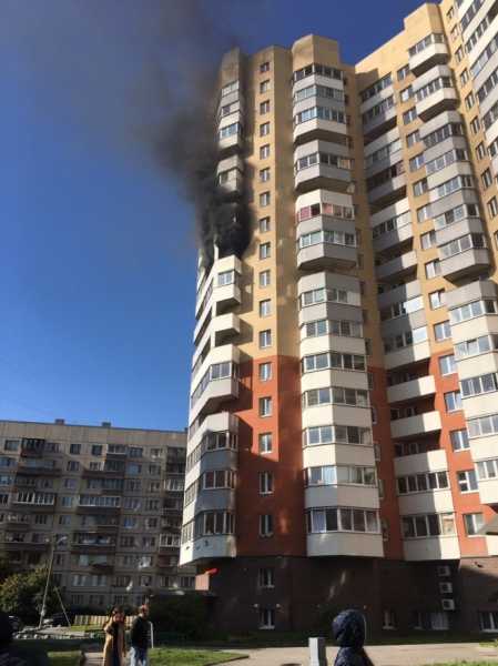 Пожар разбушевался в квартире дома на Октябрьской набережной0