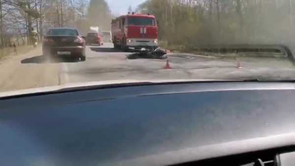 Мотоциклист столкнулся с грузовиком в Ленобласти0