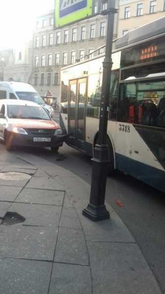 На пересечении Невского проспекта и Думской улицы произошло ДТП1