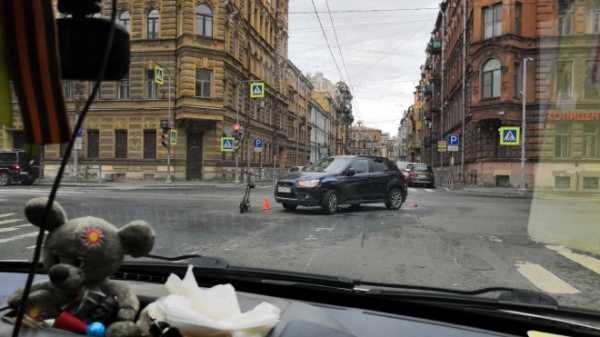 В центре Петербурга электросамокат столкнулся с иномаркой
