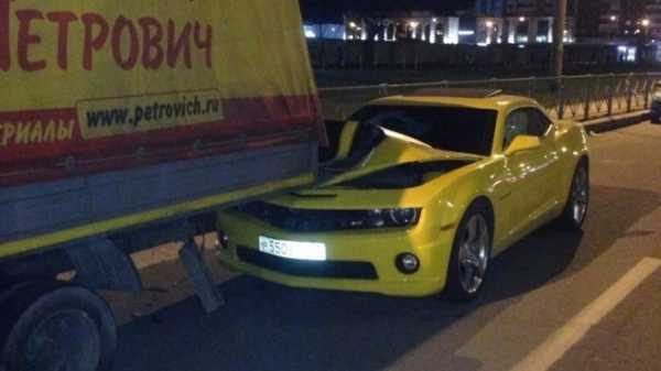 Спорткар залез под грузовик "Петровича" на Богатырском проспекте
