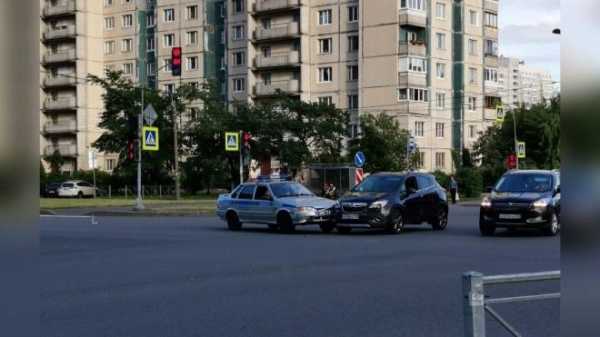 На перекрестке Композиторов и Хошимина встретились иномарка и машина ППС