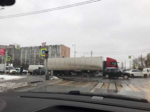 Массовое ДТП на Софийской перекрыло перекресток с Южным шоссе1