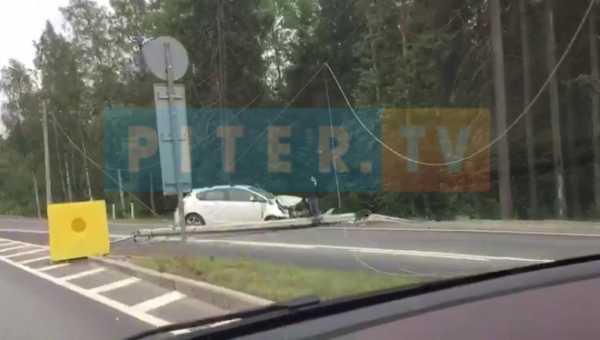 Видео: на Приморском шоссе Opel снес столб 0