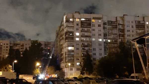 На юге Петербурга тушили "брежневку" в 12 этажей